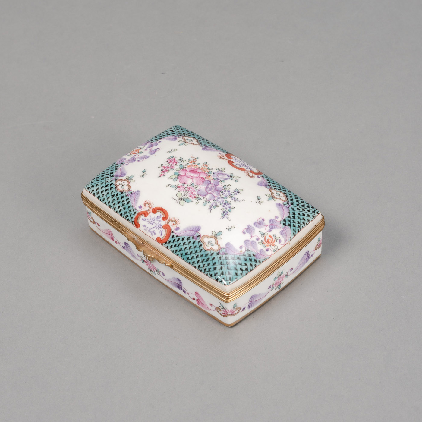 <b>A RECTANGULAR LIDDED BOX WITH FLORAL DECORATION</b>