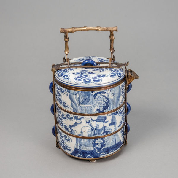 <b>A METAL-MOUNTED THREE-TIERED BLUE AND WHITE PORCELAIN BOX</b>