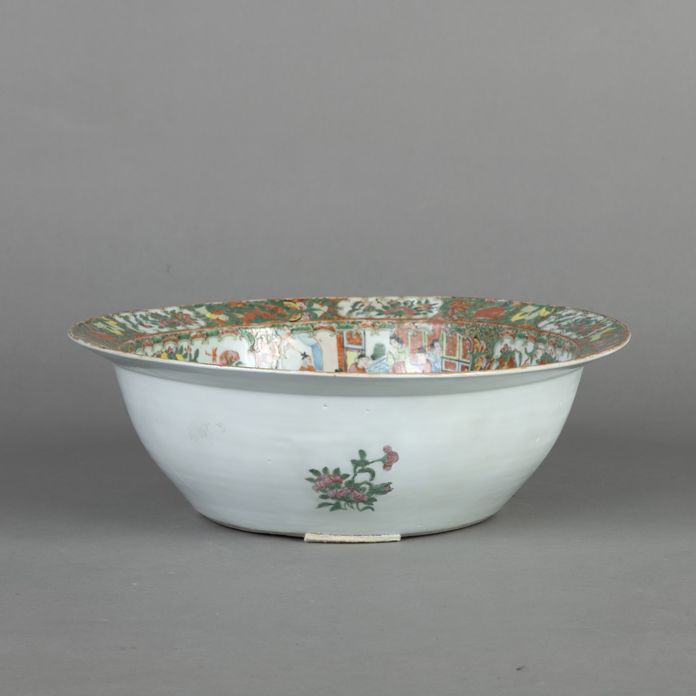 <b>A LARGE 'FAMILLE ROSE' FIGURAL PORCELAIN BASIN</b>