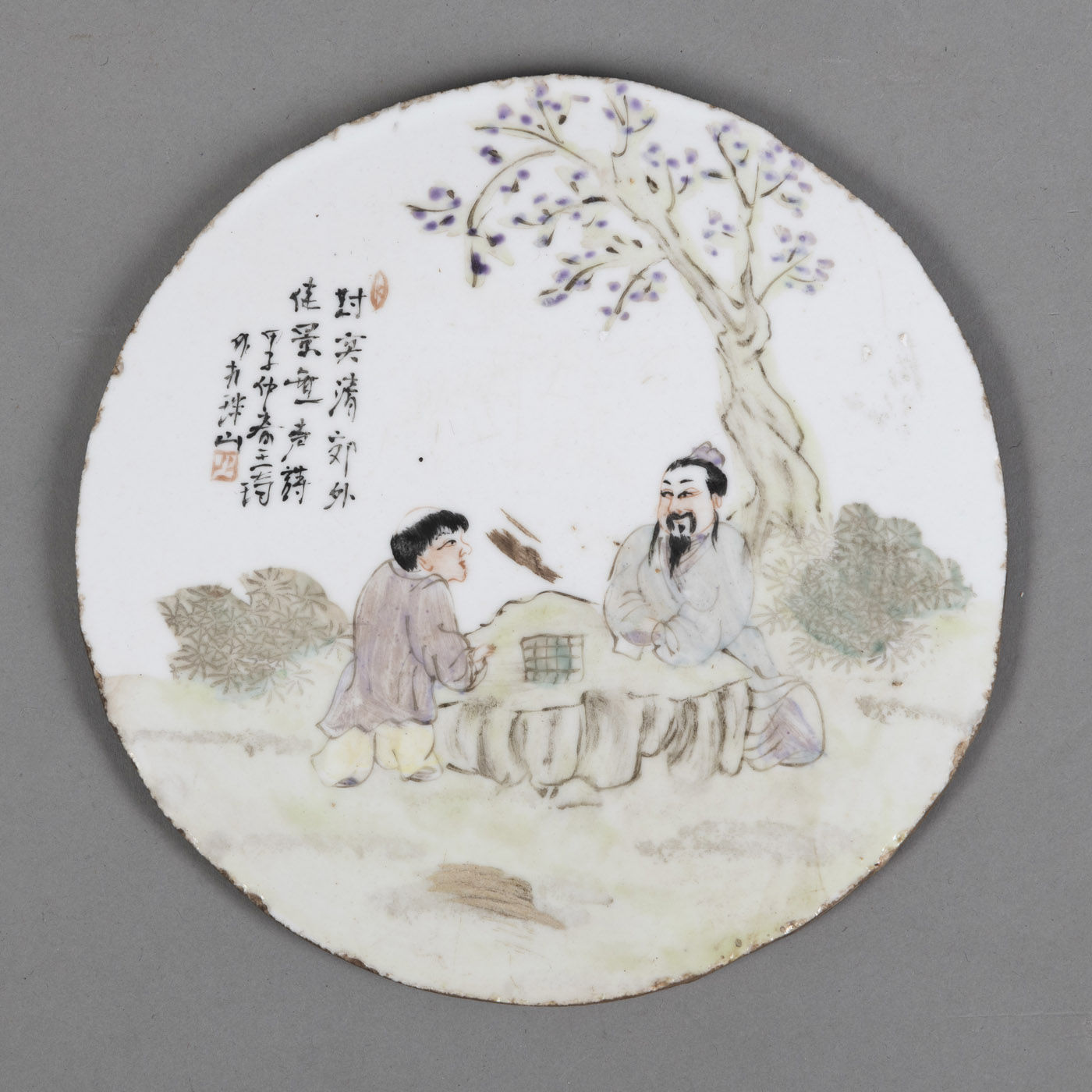 <b>A POLYCHROME PAINTED ROUND PORCELAIN TILE DEPICTING SCHOLARS AT GO GAME</b>
