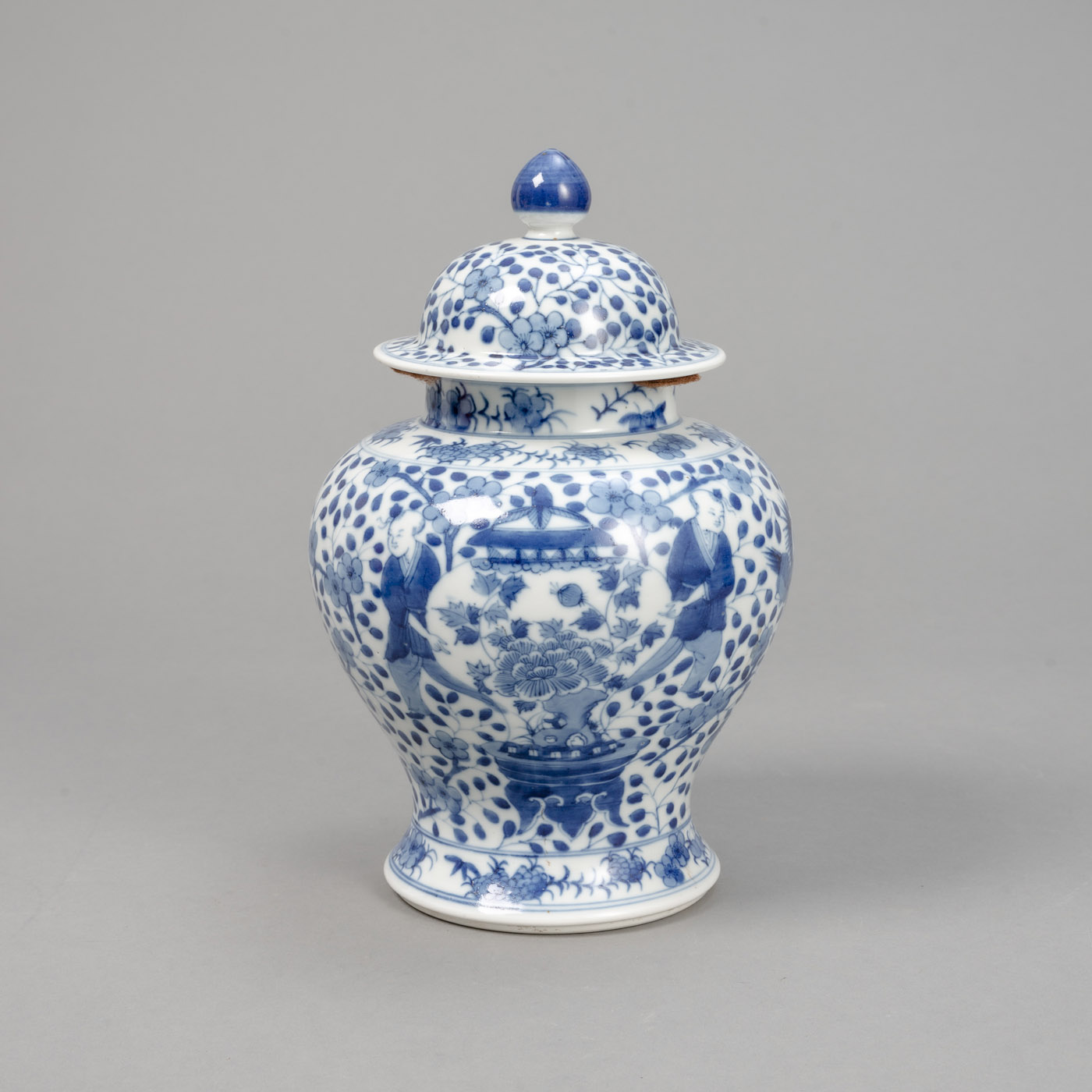 <b>A BLUE AND WHITE FIGURAL AND FLORAL PORCELAIN VASE AND COVER</b>