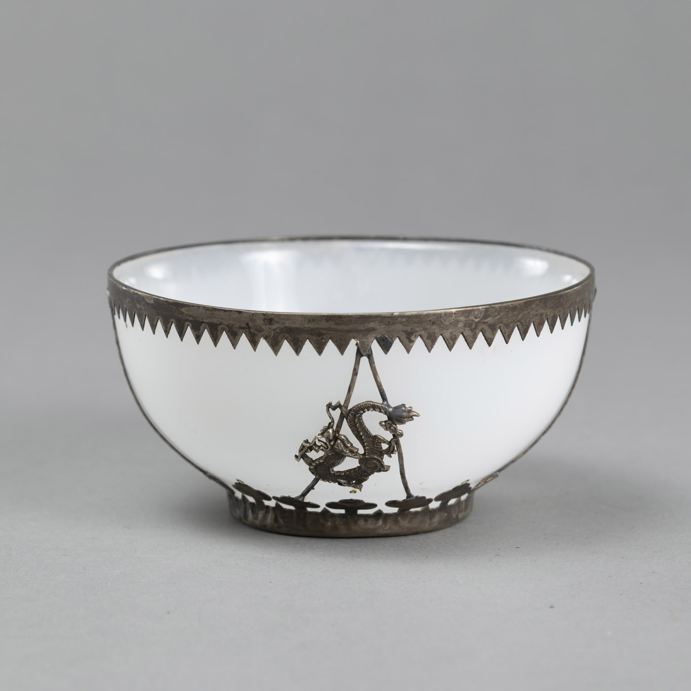 <b>Weiße Glasschale mit Silbermontierung, verziert mit einem Drachen- und Phönixpaar</b>
