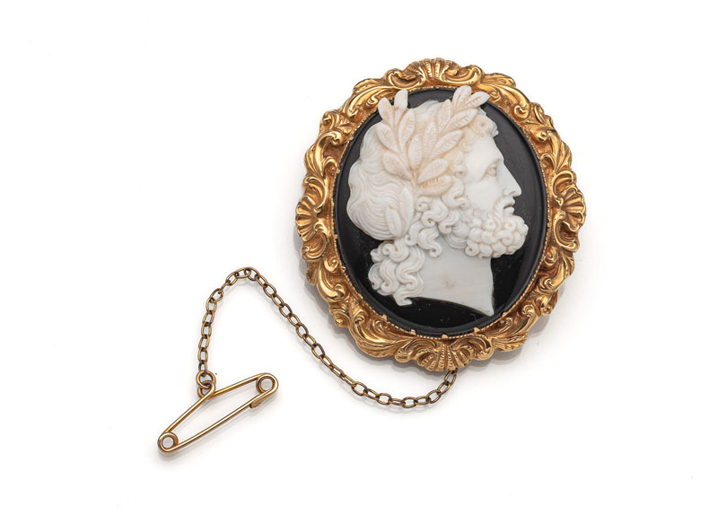 <b>A SHELL AND ONYX CAMEO BROOCH 