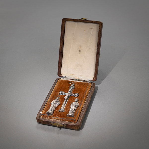<b>THREE SMALL SILVER FIGURINES IN AN A LEATHER CASE</b>