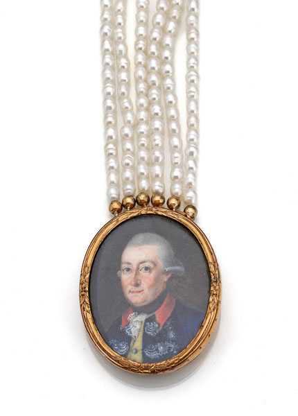 <b>A PEARL BRACELET WITH A MINIATURE OF A GENTLEMAN IN A UNIFORM JACKET</b>
