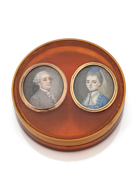 <b>A RARE TORTOISE SHELL TABATIERE WITH A PAIR OF PORTRAIT MINIATURES OF A COUPLE</b>