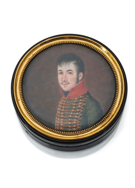 <b>A TORTOISE SHELL TABATIERE WITH A PORTRAIT MINIATURE OF AN OFFICER</b>