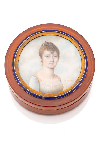 <b>A TORTOISE SHELL TABATIERE WITH A PORTRAIT MINIATUE OF A YOUNG WOMAN</b>