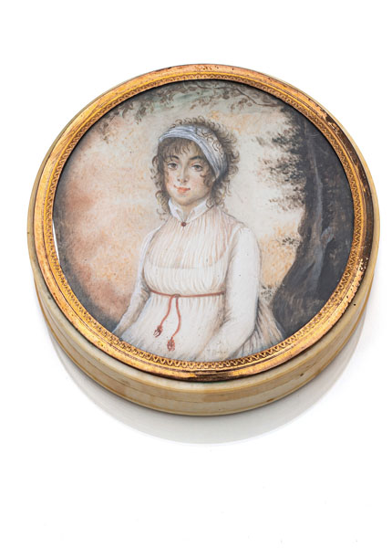 <b>AN IVORY AND TORTOISE SHELL TABATIERE WIT A PORTRAIT MINIATURE OF A YOUNG LADY</b>