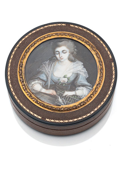 <b>A RED LACQUER AND TORTOISESHELL TABATIERE WITH A MINIATURE DEPICTING A LADY BREEDING BIRDS</b>