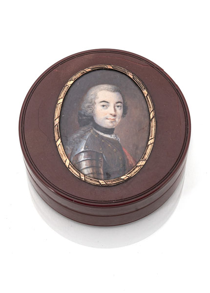 <b>A RED LACQUER AND TORTOISESHELL TABATIERE WITH A PORTRAIT MINIATURE OF A GENTLEMAN</b>