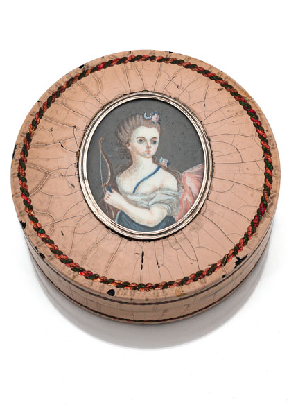 <b>A LACQUER AND TORTOISESHELL TABATIERE WITH A MINIATUE OF DIANA</b>