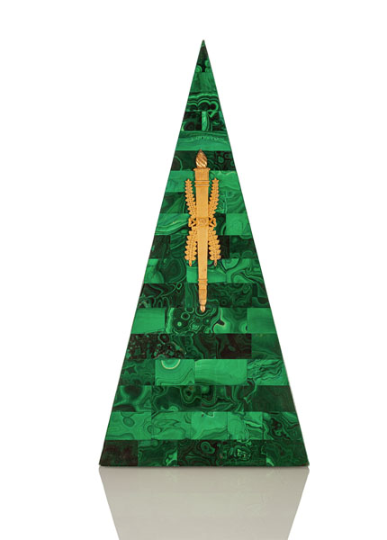 <b>A DECORATIVE ORMOLU MOUNTED AND MALACHITE STYLE PYRAMIDE</b>