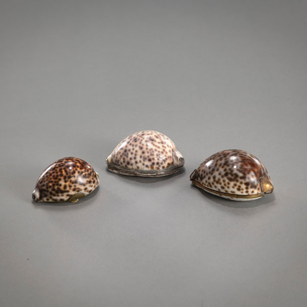<b>THREE BROWN AND WHITE SHELL SNUFF BOXES</b>