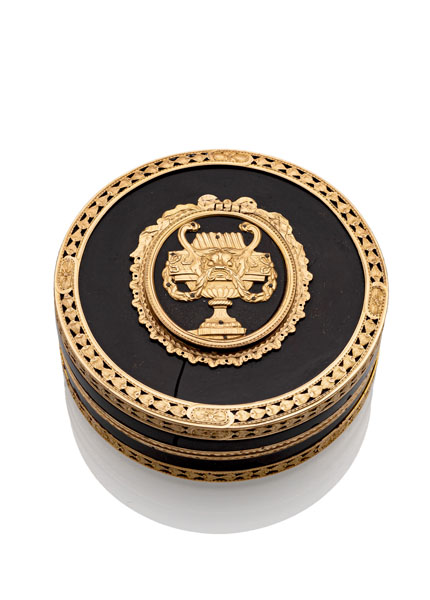 <b>A LOUIS XVI GOLD MOUNTED TORTOISE SHELL AND BLACK LACQUER SNUFF BOX</b>