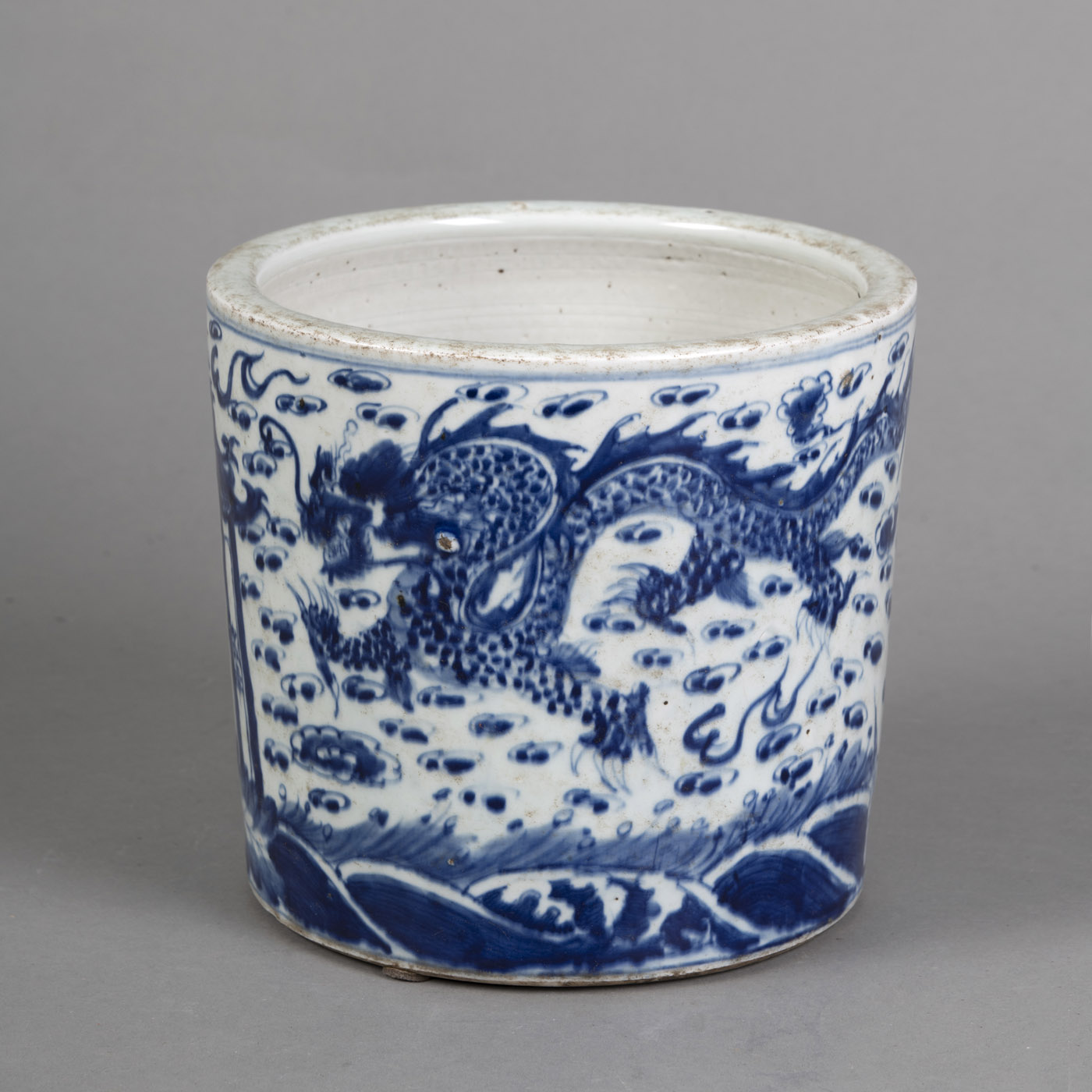 <b>Cachepot aus Porzellan, umlaufend dekoriert in Unterglasurblau mit einem Schrein umgeben von zwei Drachen</b>