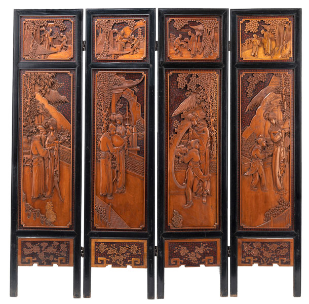 <b>Vierteiliger Stellschirm mit in Relief geschnitzten figuralen Szenen</b>