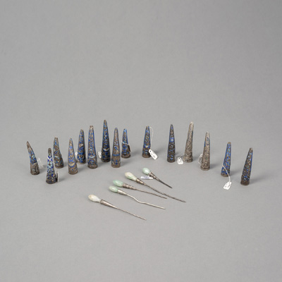 <b>Konvolut von 15 Cloisonné (burning blue)-Fingernagelschützern und 5 Silber-Haarnadeln mit Jadeperlen</b>