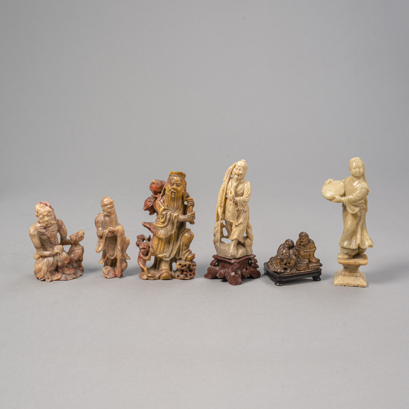 <b>Sechs Schnitzereien aus u.a. Speckstein mit Darstellungen von Unsterblichen, Mönchen und Tänzerin</b>