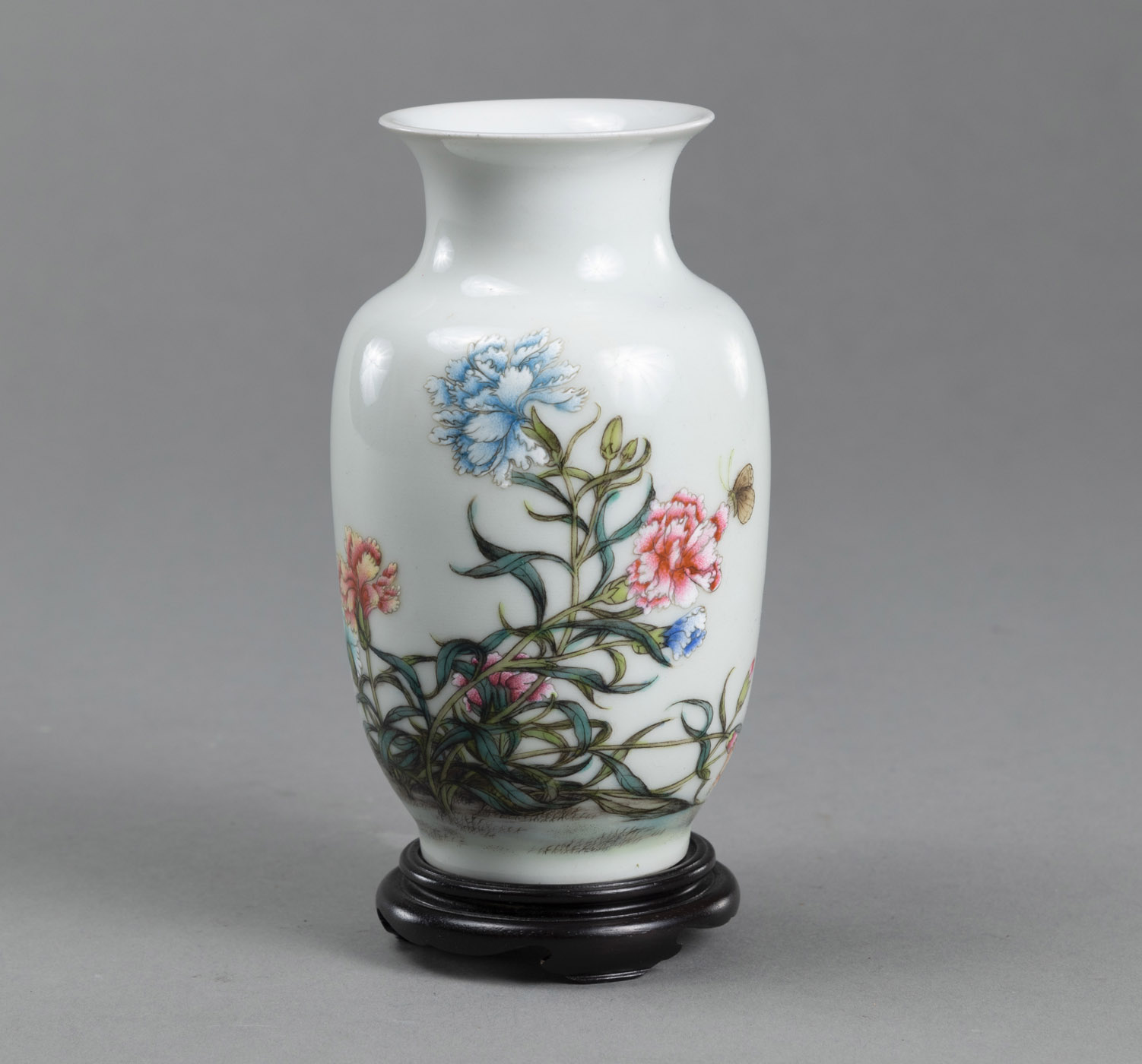 <b>A SMALL 'FAMILLE ROSE' FLORAL AND BUTTERFLY PORCELAIN VASE</b>
