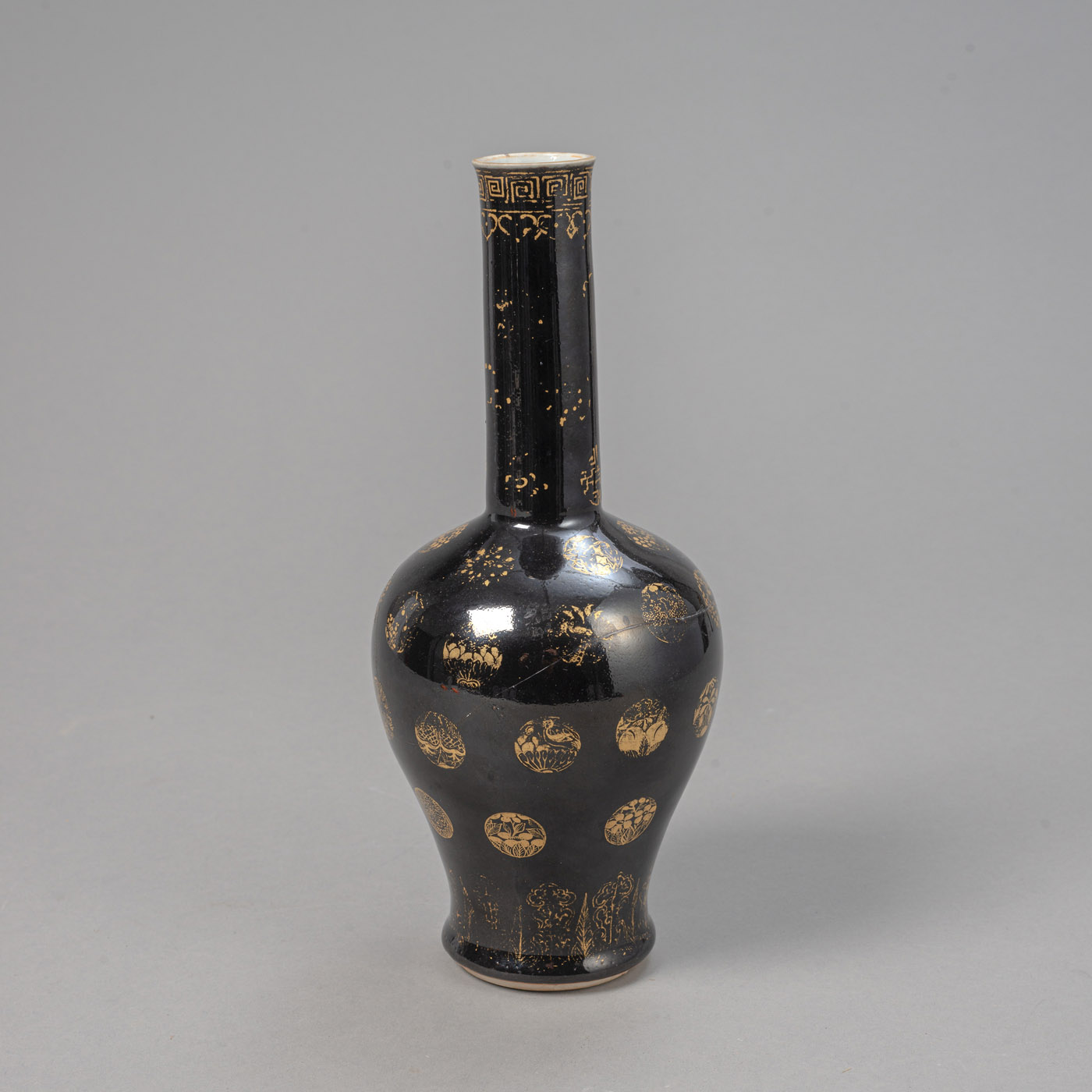 <b>Schwarz glasierte Vase 'Yaoling zun' mit Medaillon-Dekor in Gold</b>