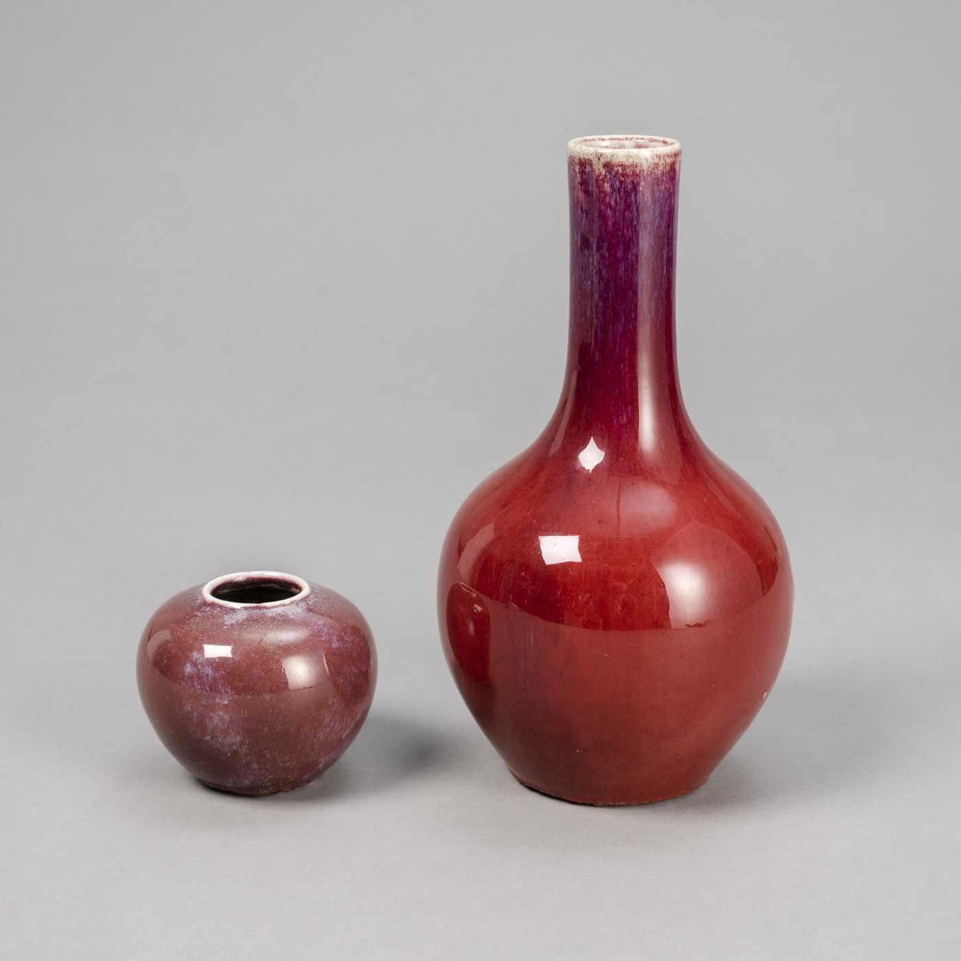 <b>A SMALL FLAMBÈ-GLAZED BOTTLE VASE AND A BRUSHWASHER</b>