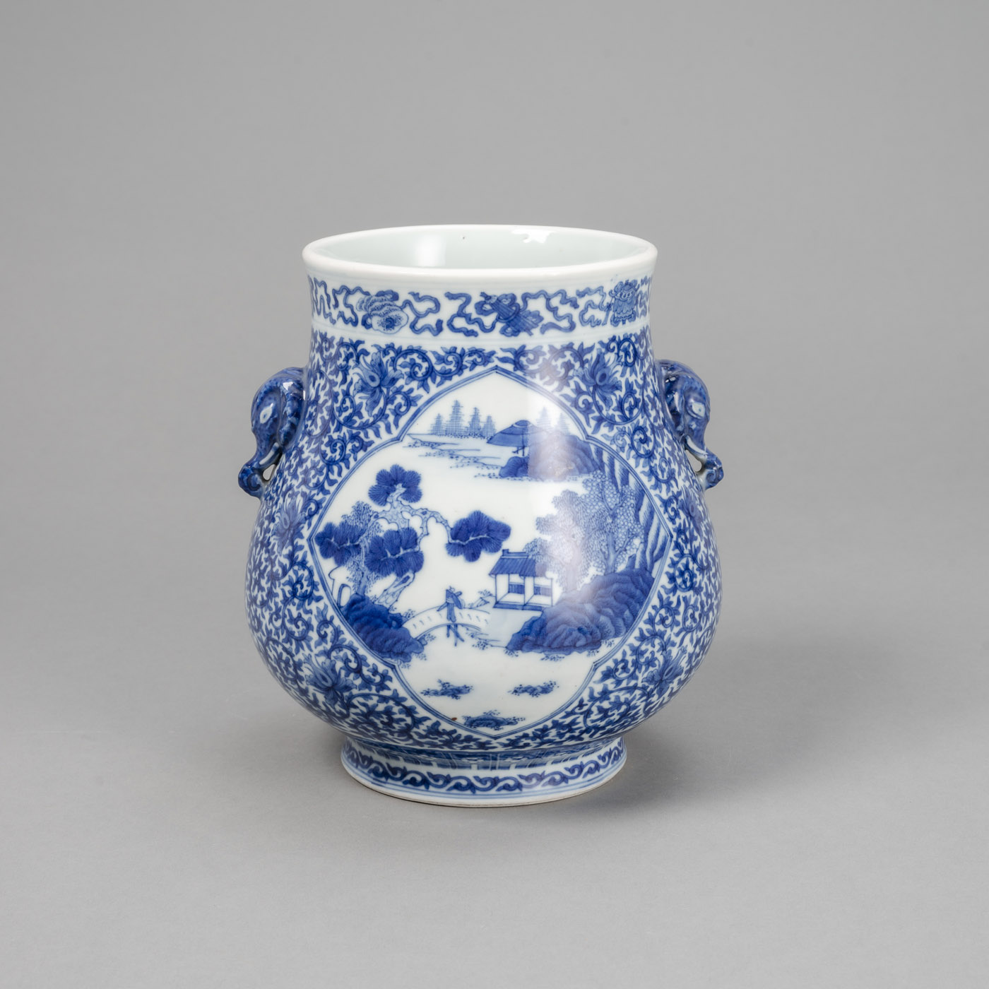 <b>'Hu'-förmige Porzellanvase mit unterglasurblauem Lotosdekor und Elefantenkopf-Handhaben</b>