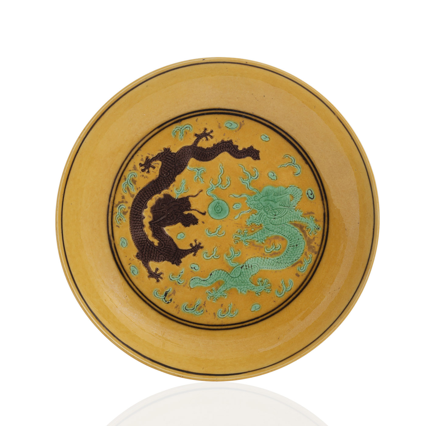 <b>Drachen-Teller aus Porzellan mit 'su sancai'-Dekor von  zwei Drachen, eine Flammenperle jagend</b>