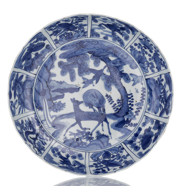 <b>A FINE PAINTED BLUE AND WHITE KRAAK STYLE DISH WITH PAIR OF DEER IN A LANDSCAPE</b>