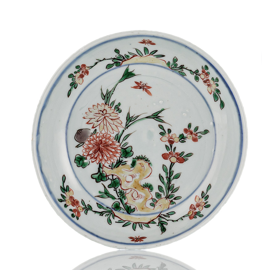 <b>'Wucai'-Kosometsuke Teller mit Chrysantheme, Felsen und Blütenzweigen</b>