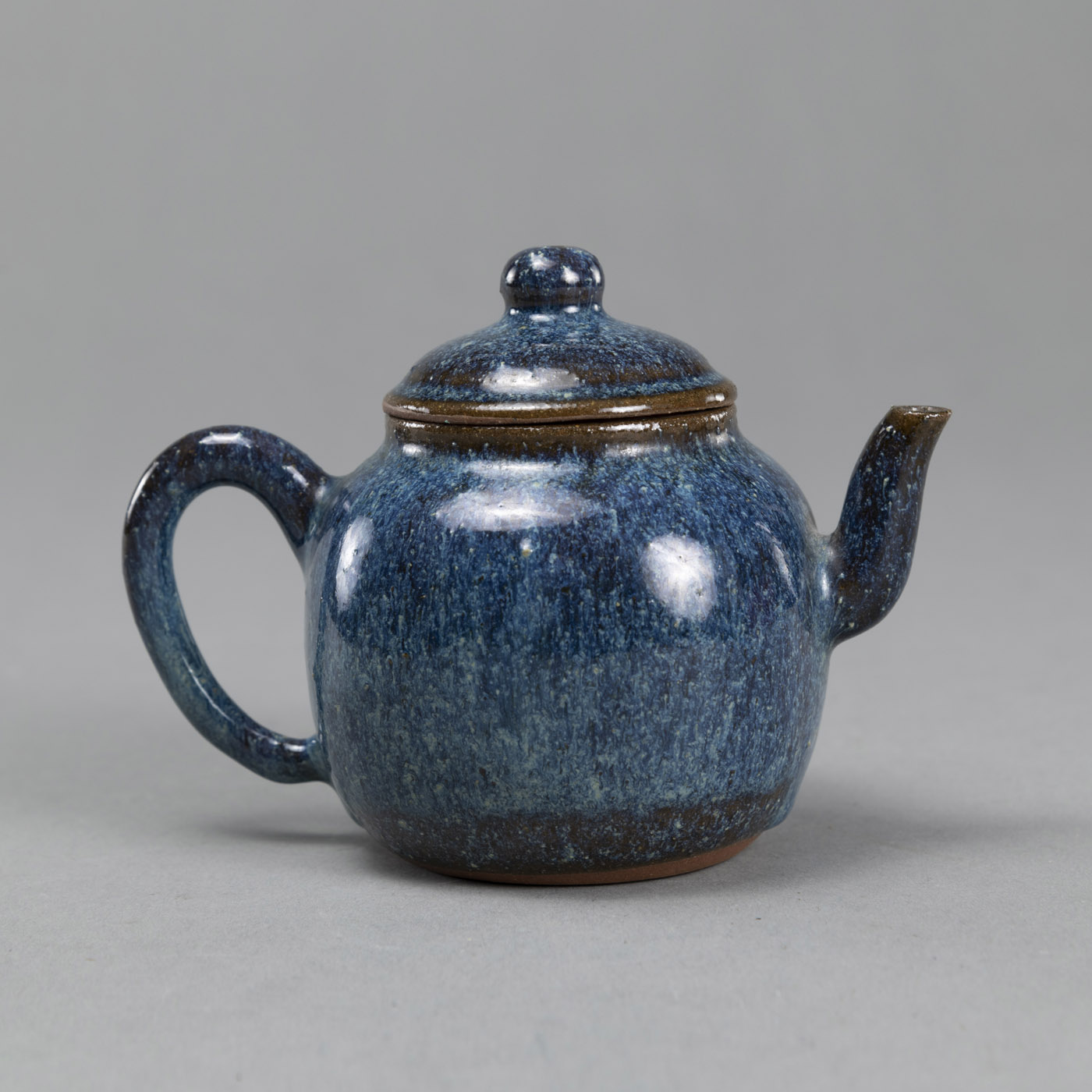 <b>Yixing-Teekännchen mit 'jun'-Glasur</b>