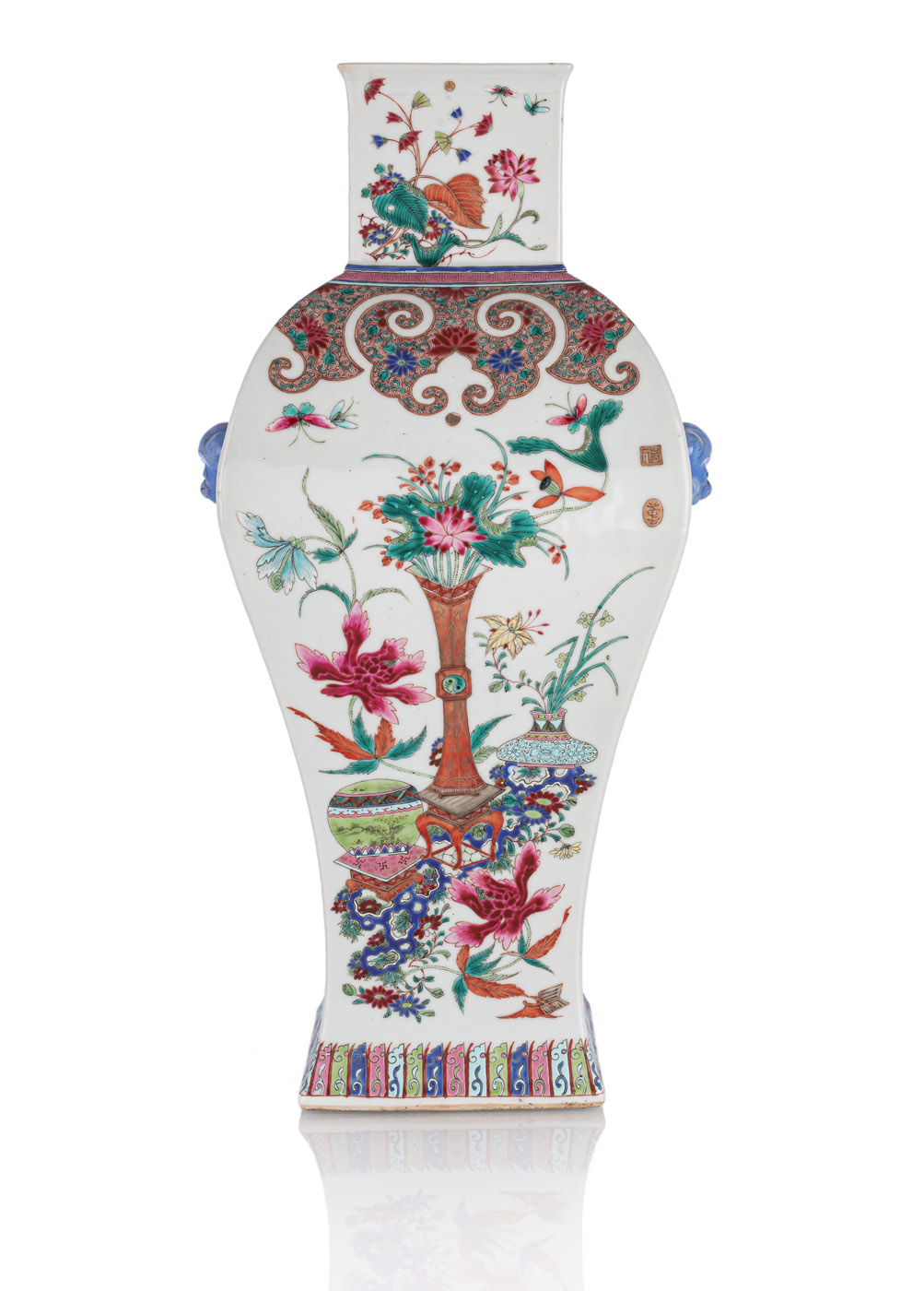 <b>Quadratische Balustervase aus Porzellan mit Masken-Handhaben und 'Famille rose'-Antiquitätendekor</b>