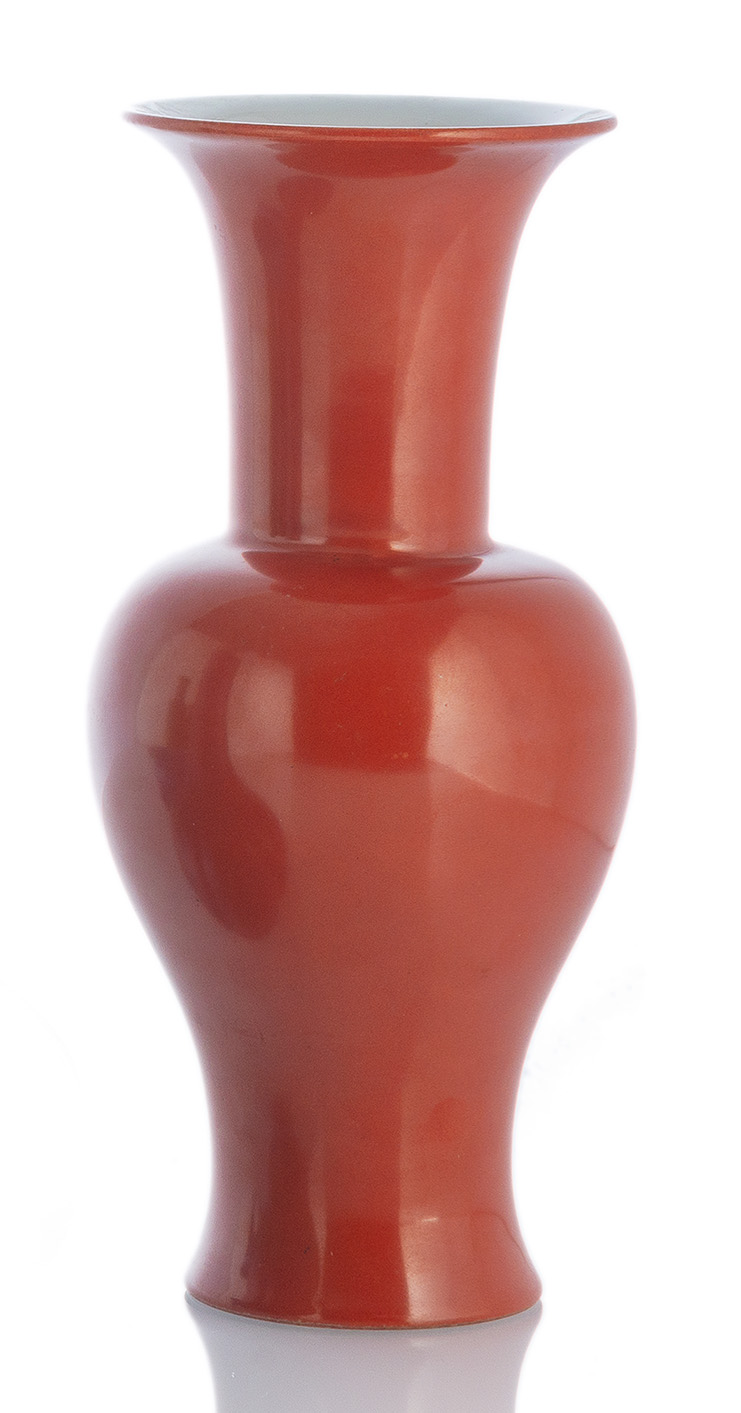 <b>Kleine 'Yenyen'-Vase mit korallfarbener Glasur</b>