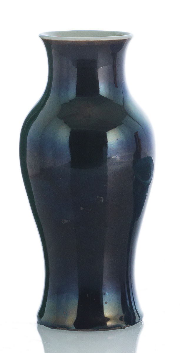 <b>Kleine Balustervase aus Porzellan mit 'Mirror-black'-Glasur</b>