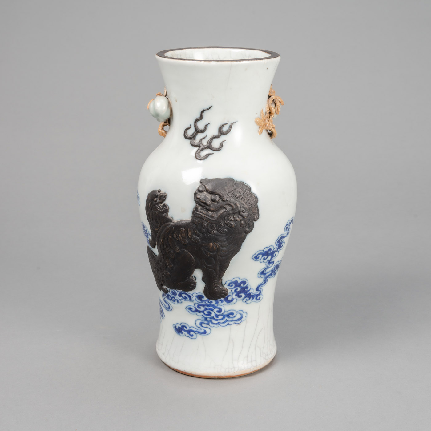 <b>Porzellanvase mit Pfirsich-Handhaben und Reliefdekor von Fo-Löwen auf unterglasurblauen Wolken</b>