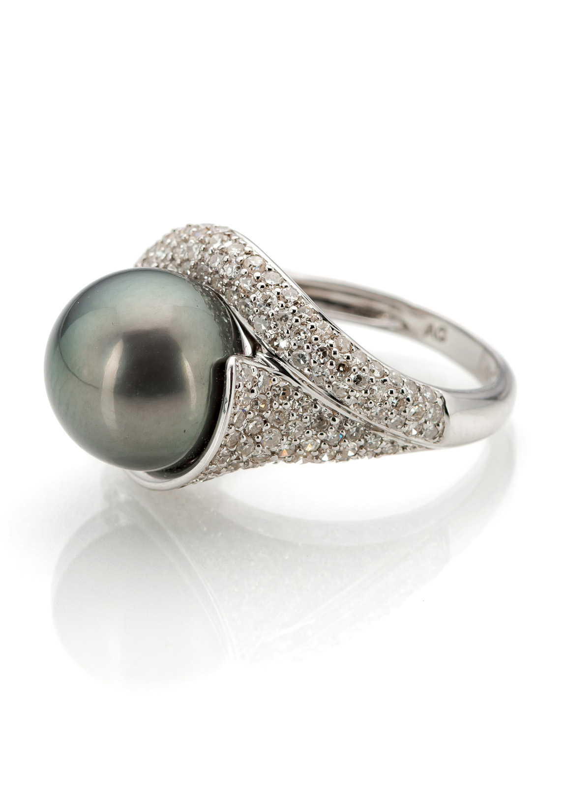 <b>A TAHITI PEARL AND DIAMOND RING</b>