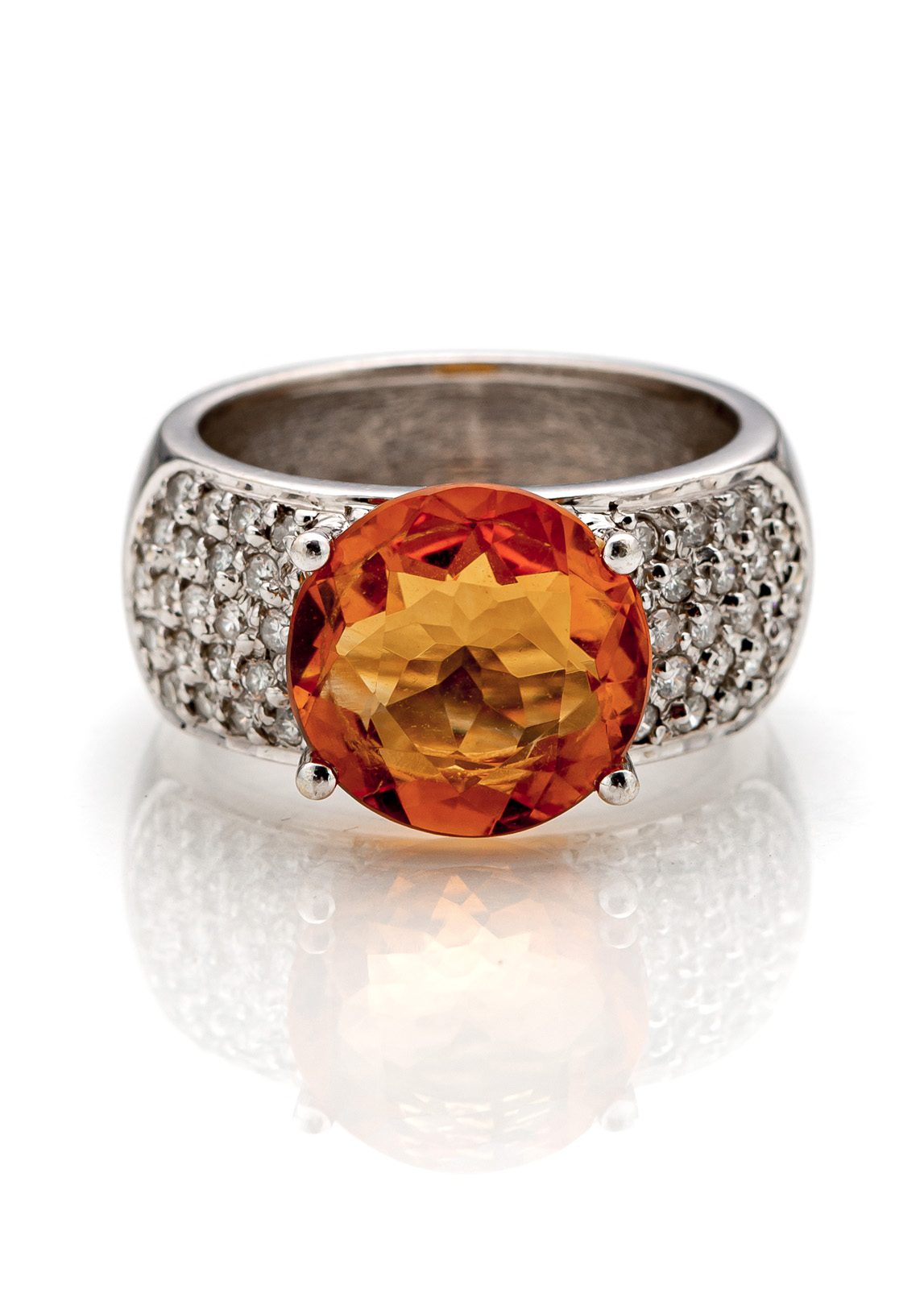 <b>A CITRINE AND DIAMOND RING</b>