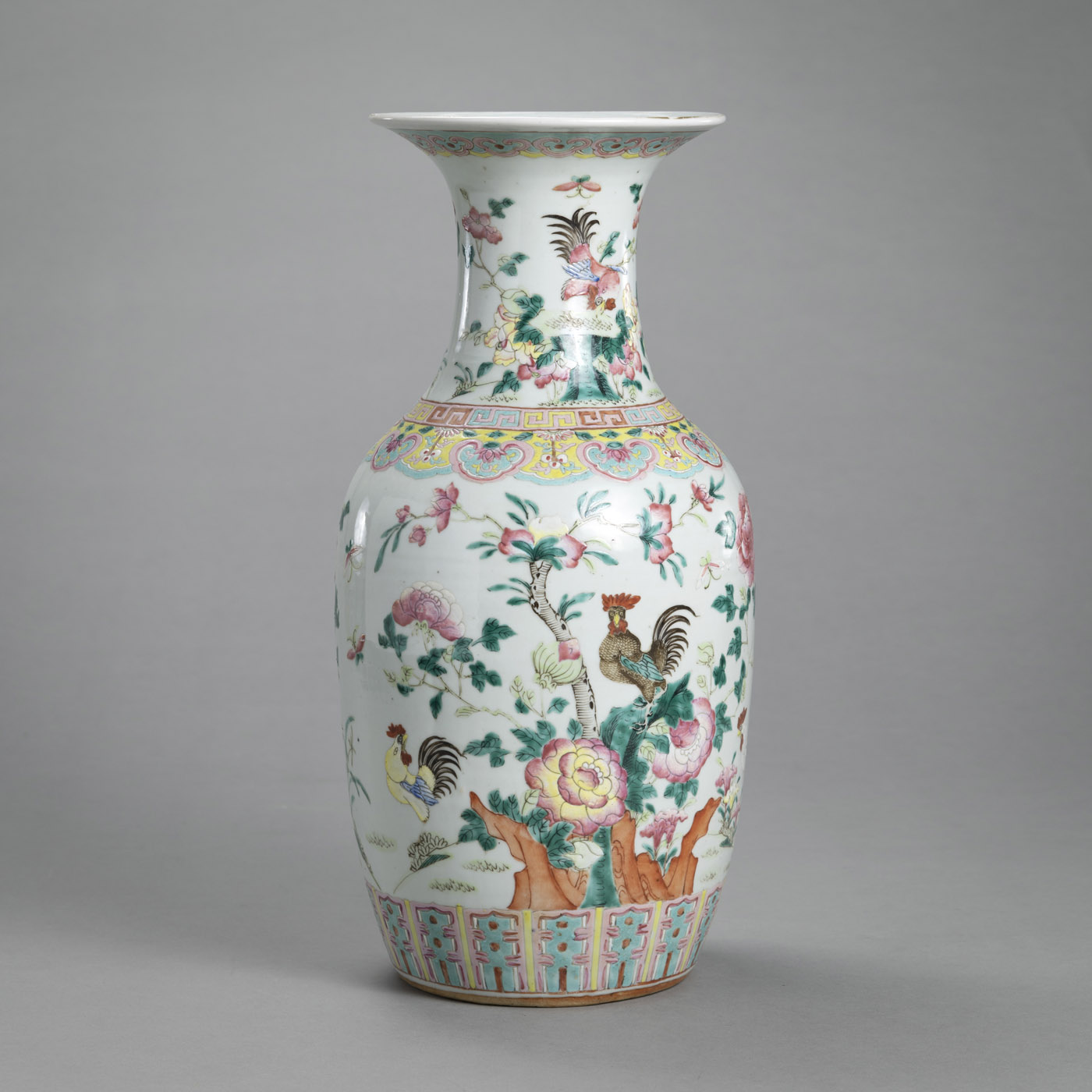 <b>Porzellanvase mit 'Famille rose'-Hahnendekor</b>