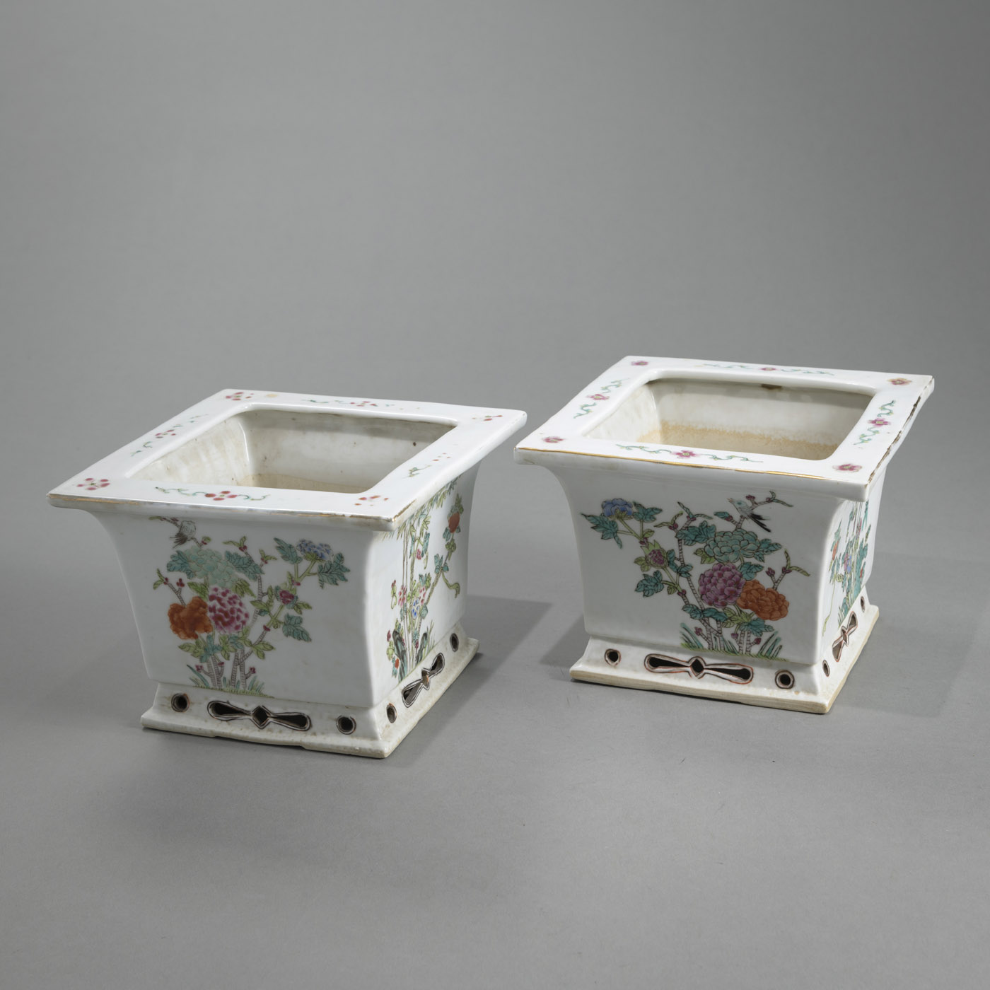 <b>Paar rechteckige 'famille rose'-Cachepots aus Porzellan dekoriert mit Päonien- und Bambusdekor</b>