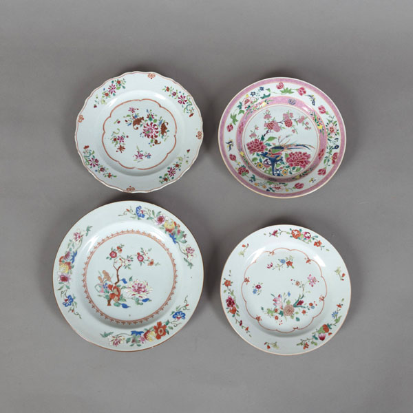 <b>FOUR 'FAMILLE ROSE' PORCELAIN DISHED WITH BIRD AND FLOWER DECORATION</b>