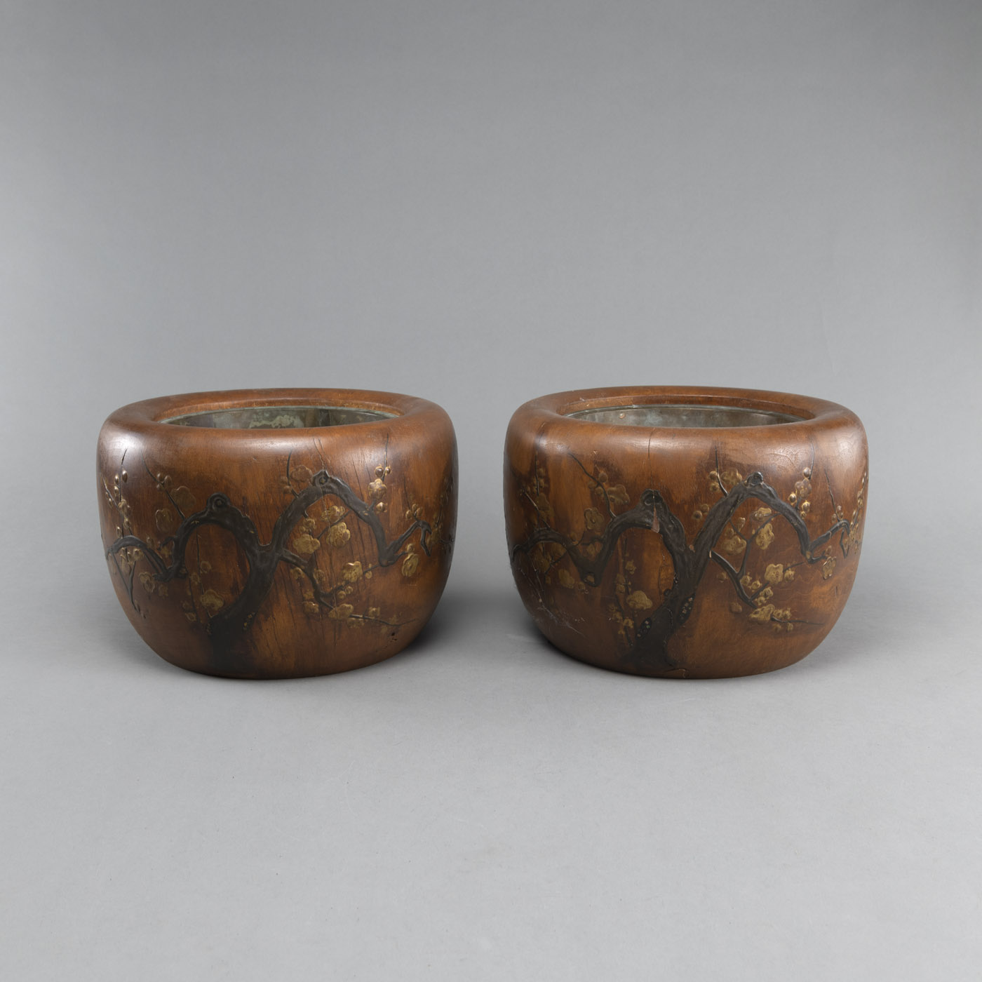 <b>Paar Cachepots aus Holz mit Dekor von Kirschblütenweigen in Lack und Kupfereinsätzen</b>