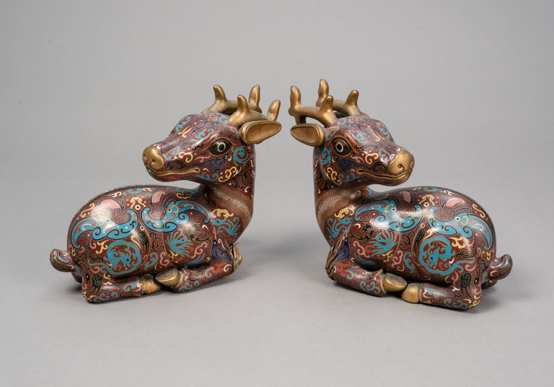 <b>Paar ruhende Cloisonné-Rehe mit zurück gewandtem Kopf</b>