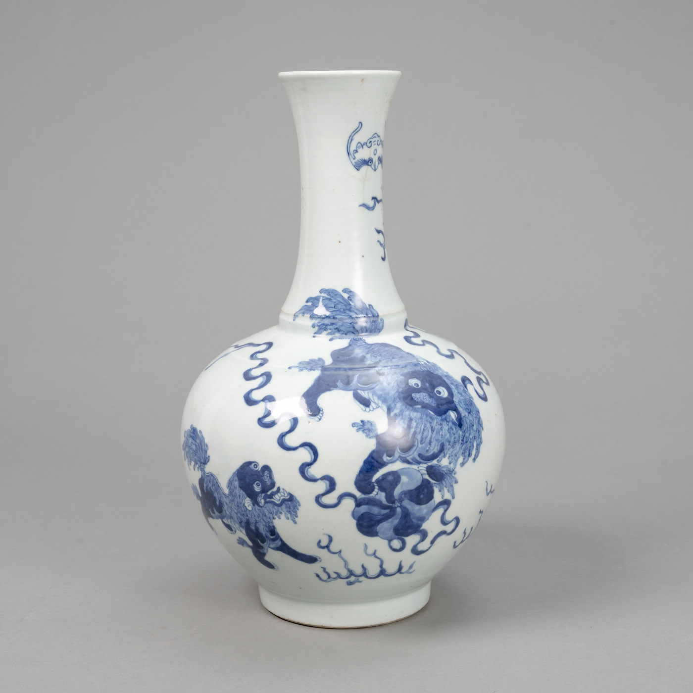 <b>A FO-LION BLUE AND WHITE PORCELAIN BOTTLE VASE</b>