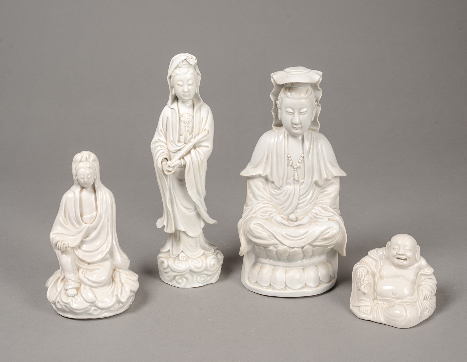 <b>Gruppe von drei Guanyin und einem Budai aus 'Dehua'-Ware</b>