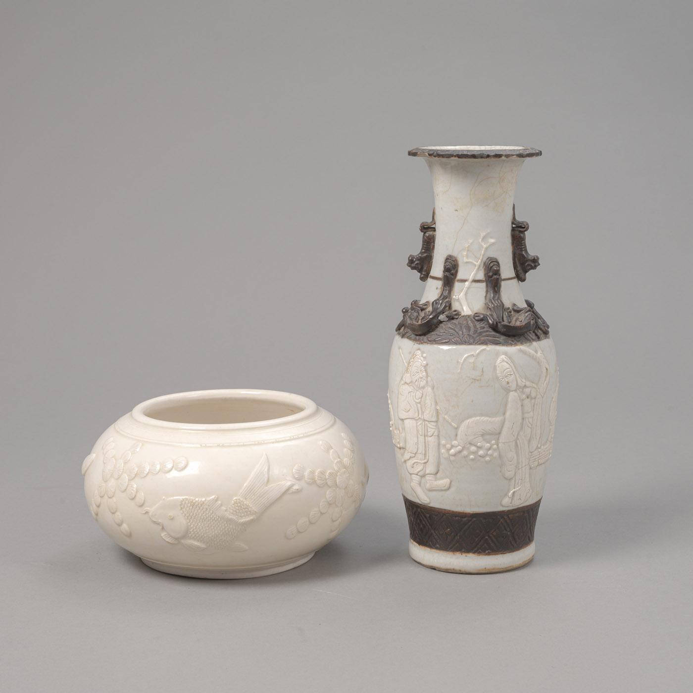 <b>Porzellanvase mit figürlicher Darstellung und 'Blanc de Chine'-Pinselwascher mit Fischen in Relief</b>