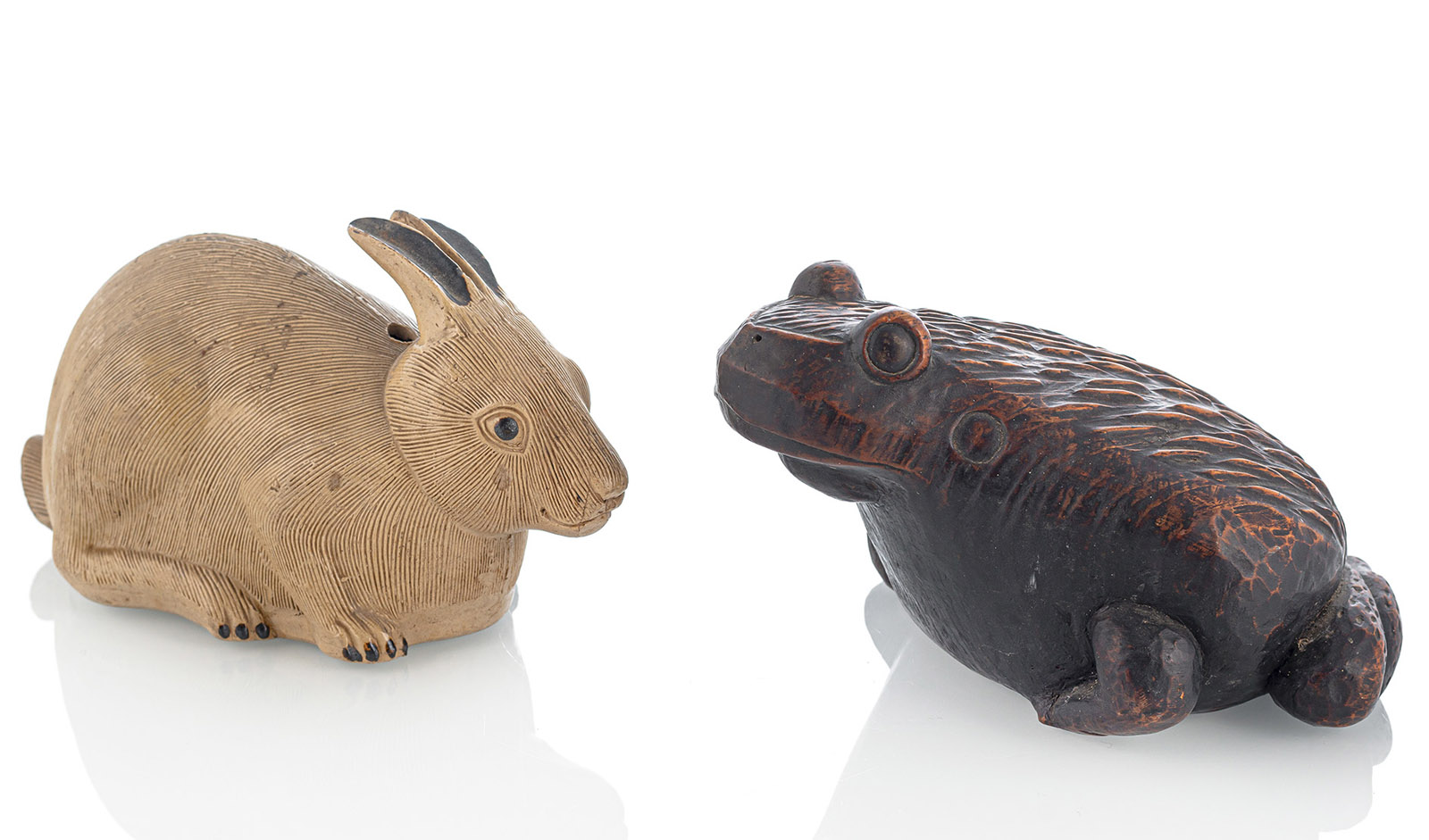 <b>Zwei Skulpturen eines Hasen aus Bizen-Ware und einer Kröte aus Holz</b>