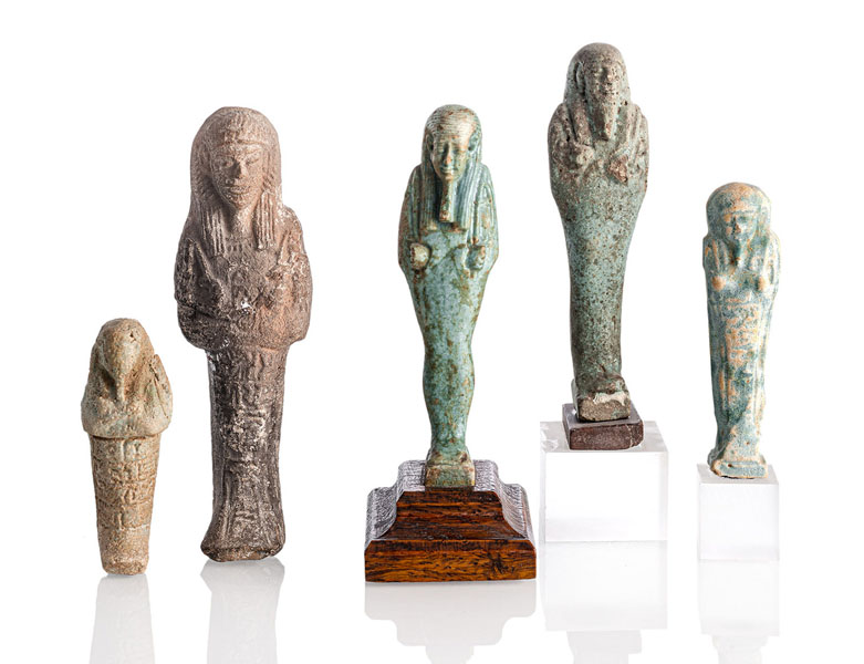 <b>Fünf Ushepti-Figuren aus Terracotta, teils türkisfarben glasiert</b>