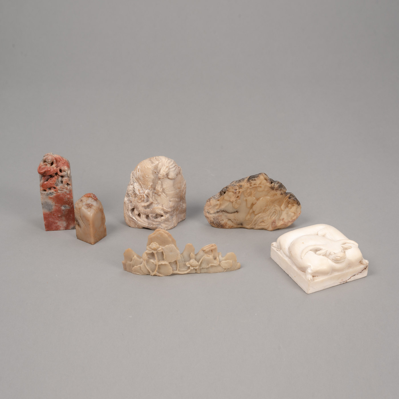 <b>Fünf Siegel und eine Pinselablage mit Lotosdekor aus Speckstein</b>