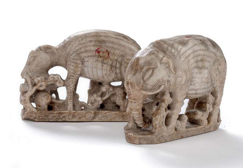 <b>Paar Schnitzereien aus hellbeigem Stein in Form eines Elefanten und eines Rehes mit Lingzhi am Sockel</b>