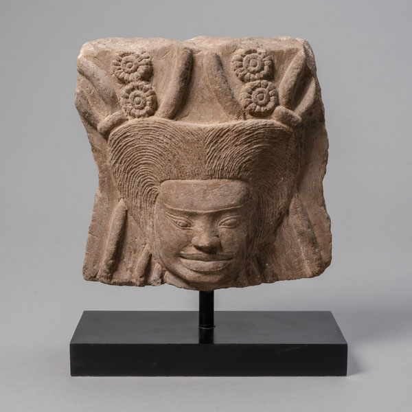 <b>Fragment einer Steinschnitzerei mit Kopf des Shiva</b>